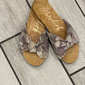 Malibu Women's Tan and Gray Sandals